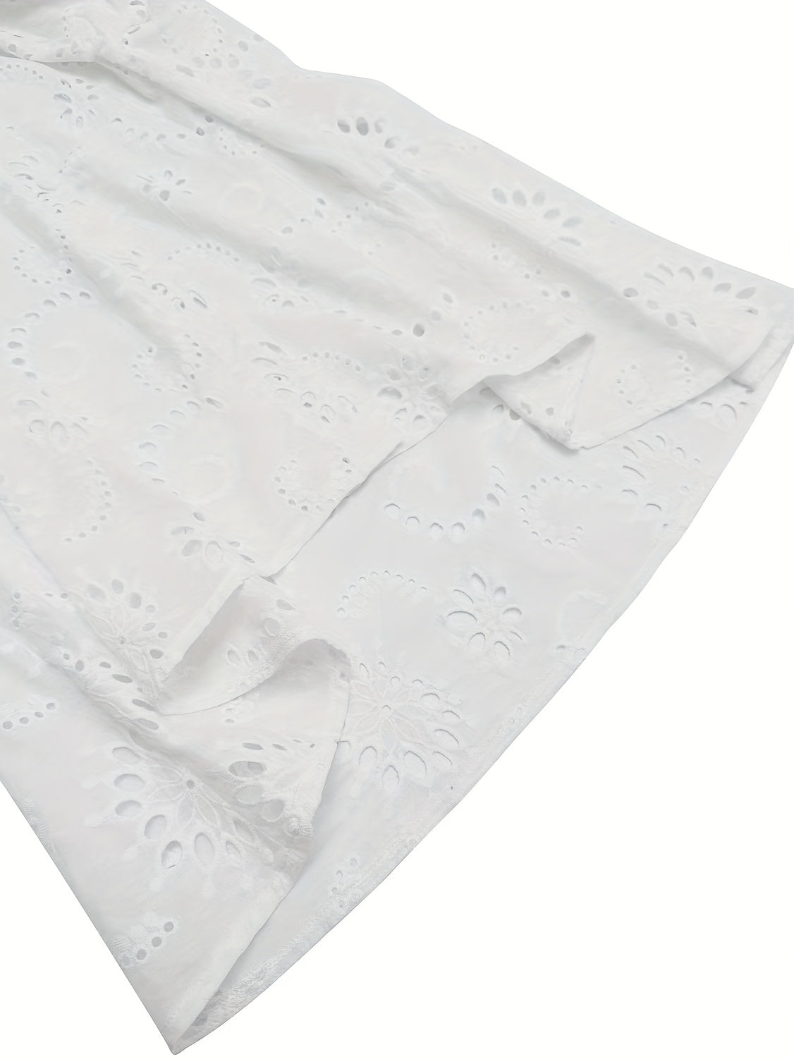 Broderad blus med spetskant och knappstängning