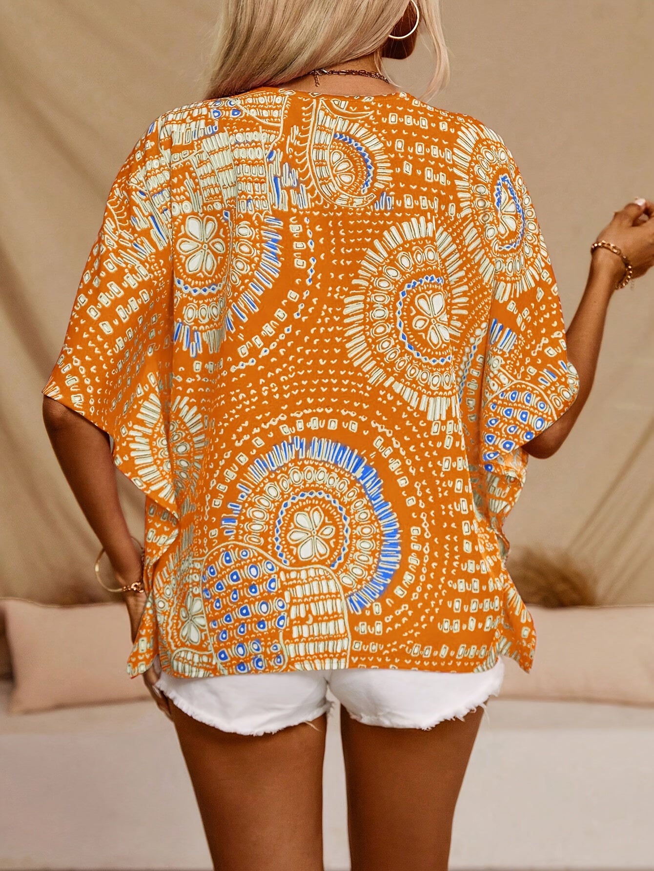 Mandalamönstrad topp med fladdermusärm