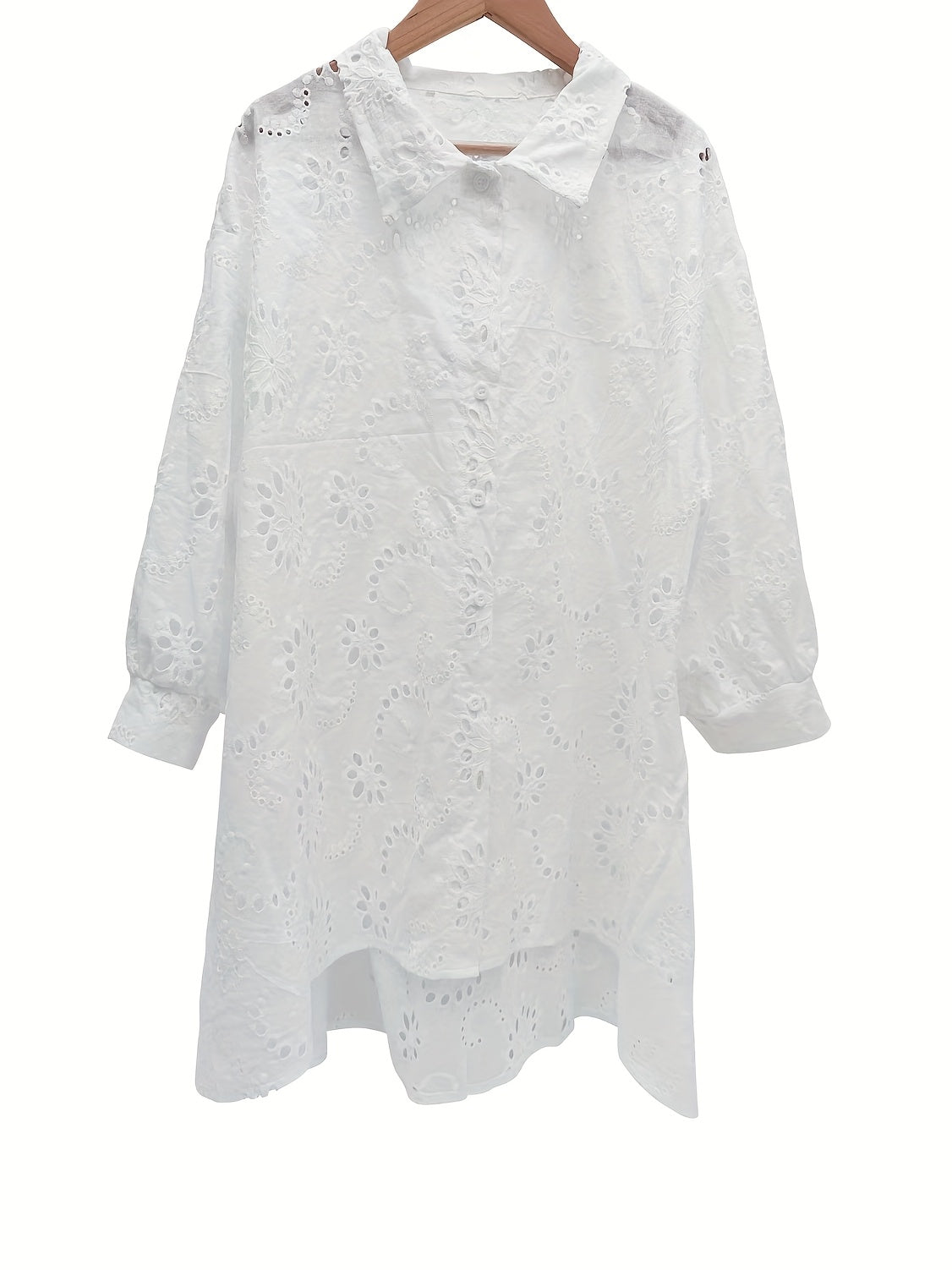 Broderad blus med spetskant och knappstängning