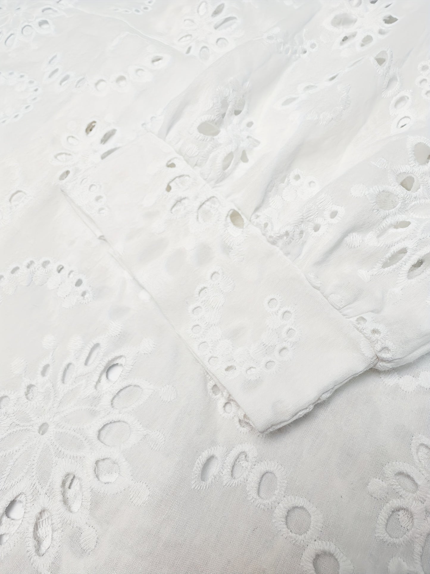 Broderad blus med spetskant och knappstängning