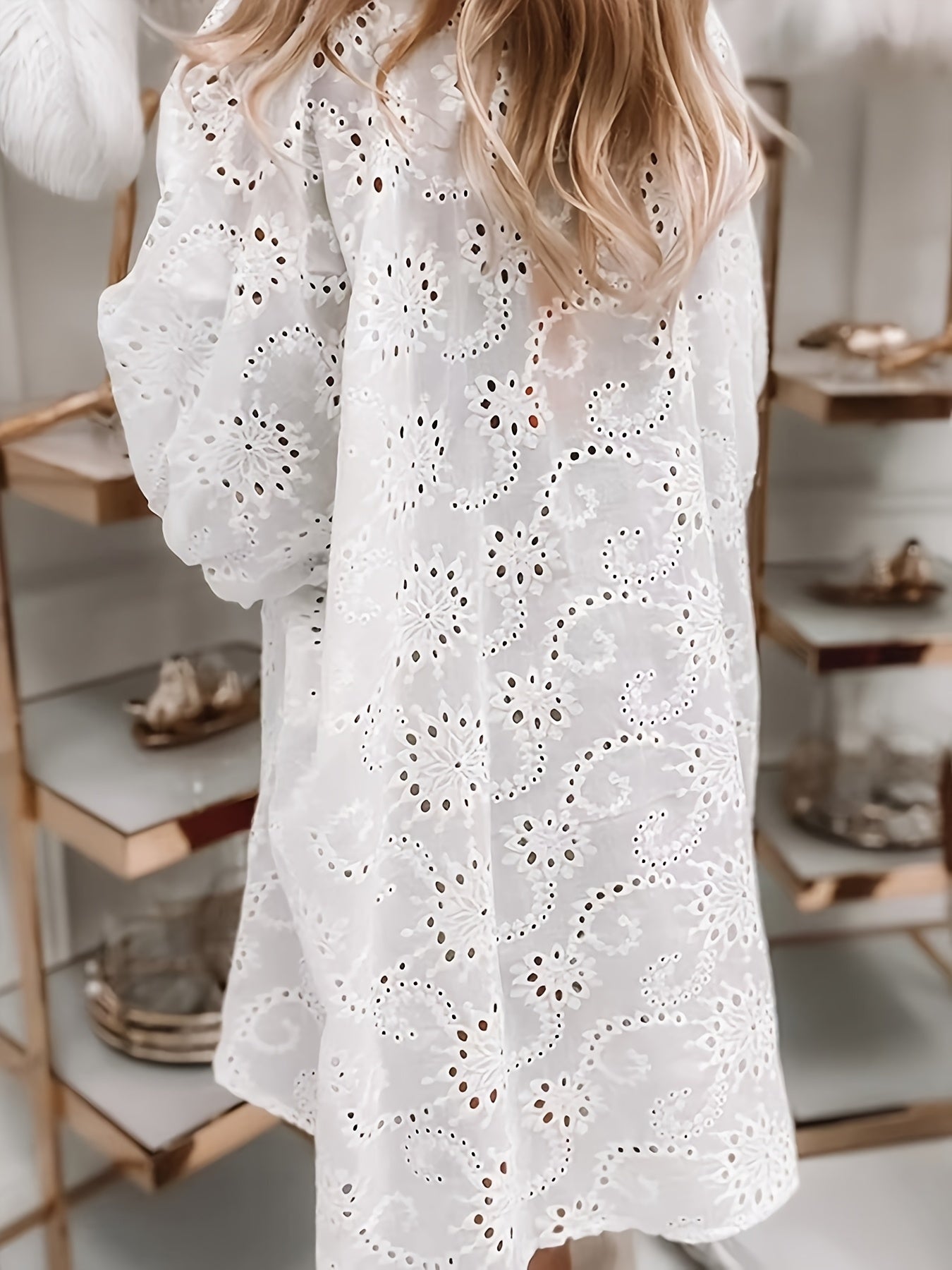 Broderad blus med spetskant och knappstängning