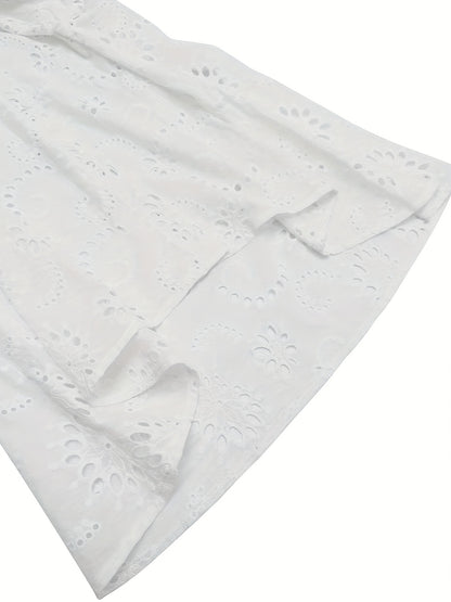 Broderad blus med spetskant och knappstängning