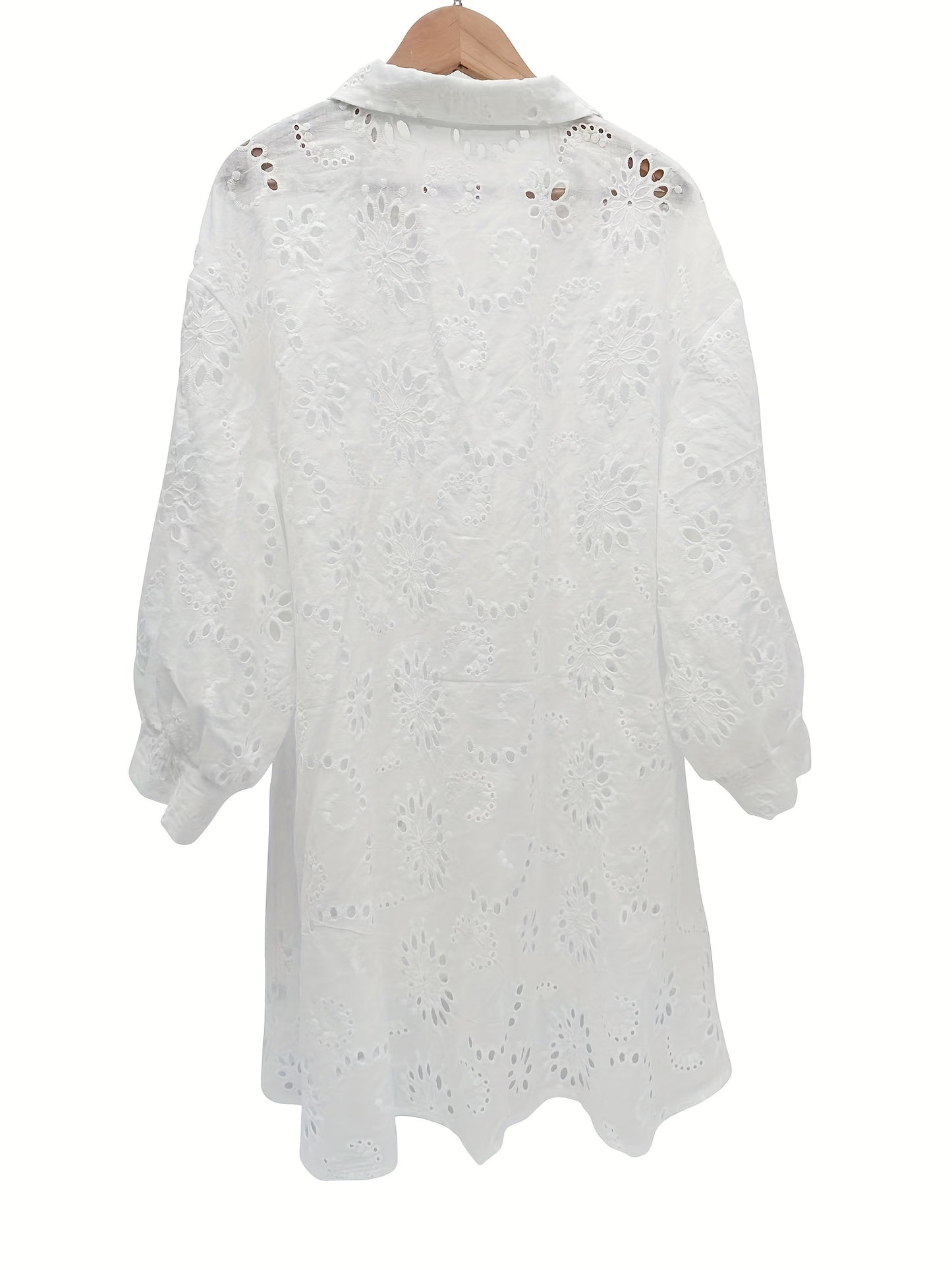 Broderad blus med spetskant och knappstängning