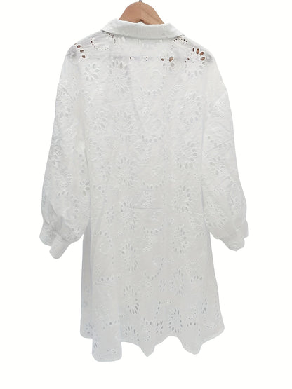 Broderad blus med spetskant och knappstängning