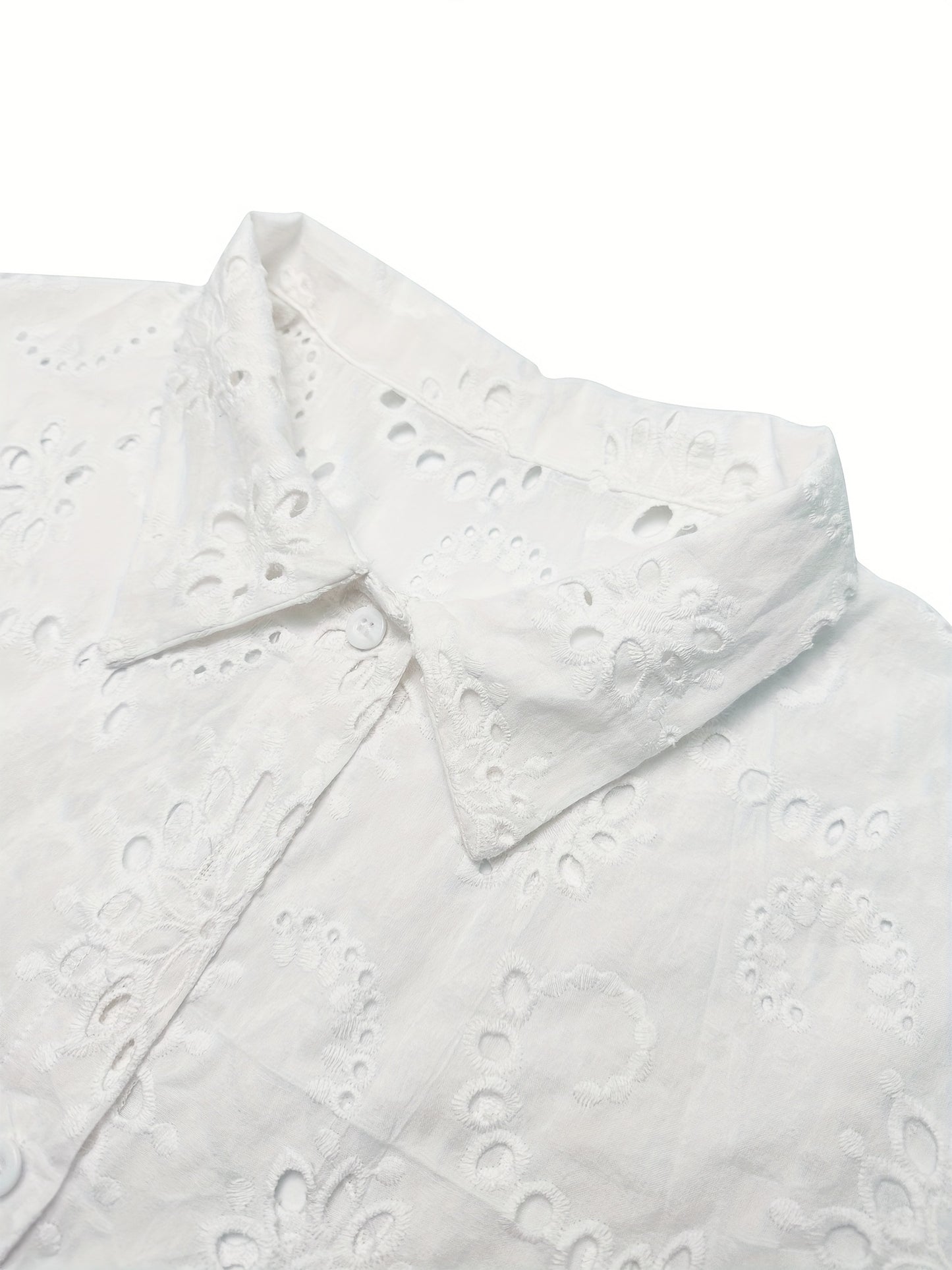 Broderad blus med spetskant och knappstängning