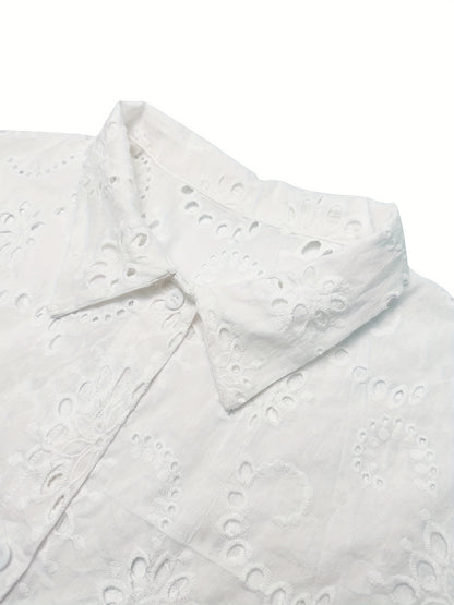 Broderad blus med spetskant och knappstängning